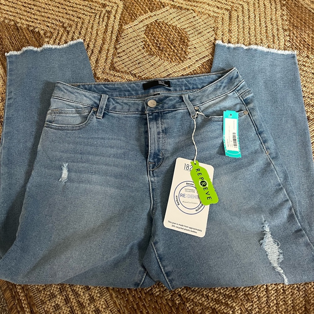 New with tags! 1822 denim lupin Frey ankle straight jean. Size 12.